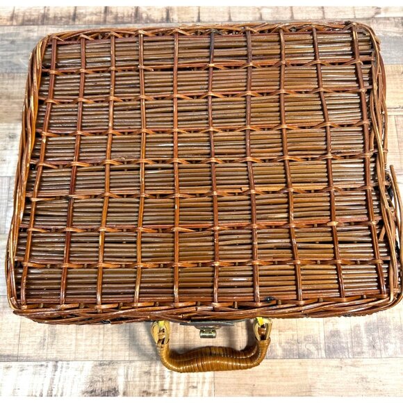 Vintage Woven Rattan Picnic Basket With Leather Clasp And Wrapped Handles - Picture 4 of 5